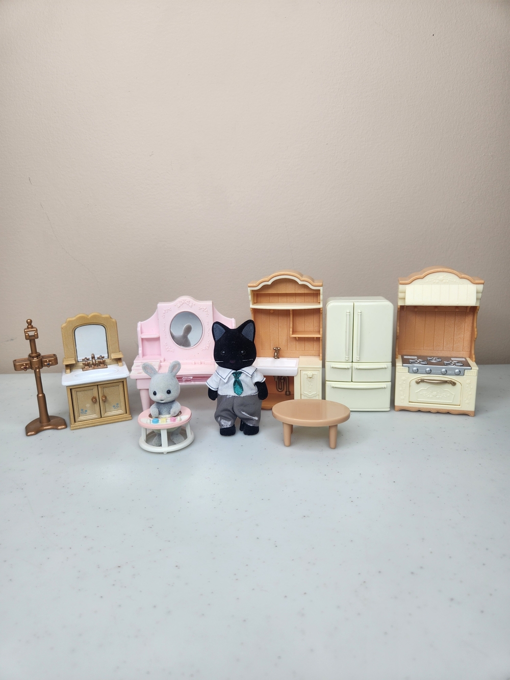 Sylvanian Families / Calico Critters Furniture & Figure Bundle – Kitchen, Vanity